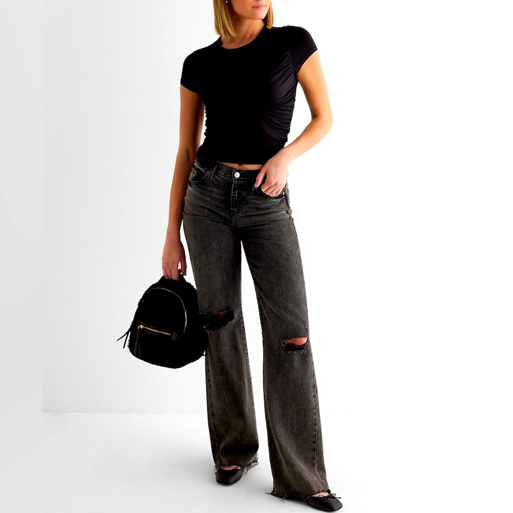 Express Body Contour Compression Crew
Neck Twist Front Tee